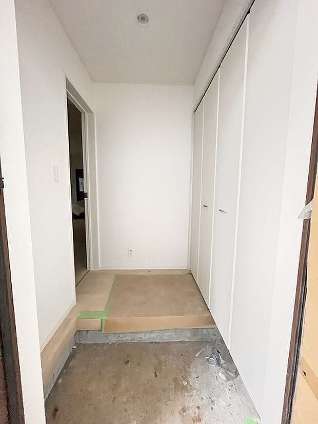 玄関は家の第一印象を左右する重要な場所。ほどよい広さとスタイリッシュな色遣いが印象的です。 