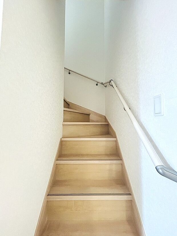 リビングの真ん中に階段がある人気のリビング階段。自然と家族のコミュニケーションが増えます。