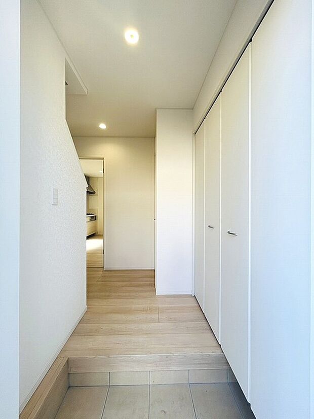 玄関は家の第一印象を左右する重要な場所。ほどよい広さとスタイリッシュな色遣いが印象的です。