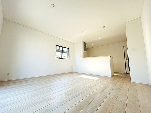 家族の集まるリビングは気持ちの良い自然光が差し込む団欒空間。室内のご見学予約も随時、受付中ですのでお気軽にお問合せください。