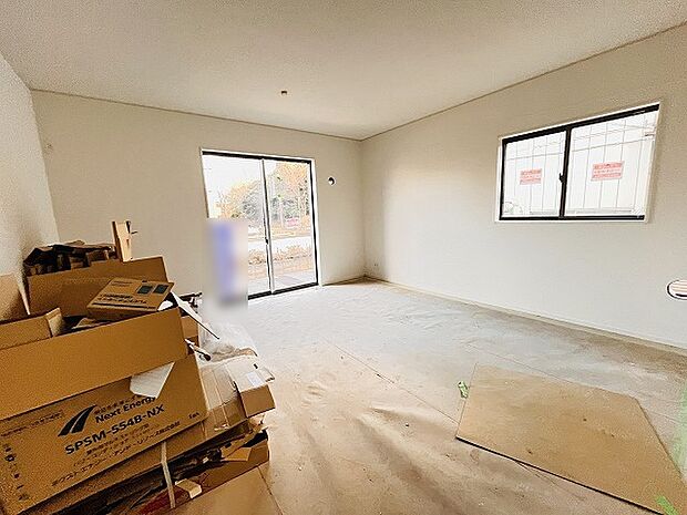 ゆとりのあるサイズのリビングダイニング。 お食事スペースと、お寛ぎ空間を分けてご利用可能。 少し大きめのソファーを置いて、 一家団欒なお時間をご共有ください。 