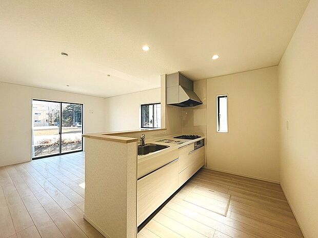 カウンターキッチンならではの開放的な見通し、全体が見渡せることでご家族の団欒スペースもより明るく笑顔が溢れる空間となります。