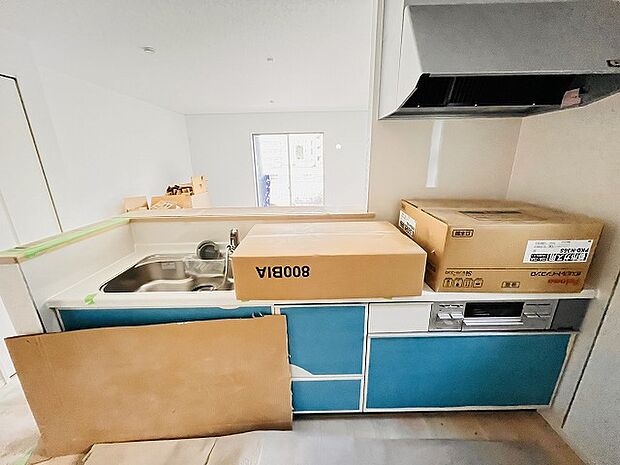 お料理をしながらリビングの家族やゲストとの会話が楽しめるカウンタータイプのキッチン。毎日のお料理を楽しく快適に。 