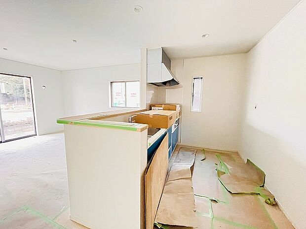 キッチンコンロスペースの近くには、空気の入れ替えが可能な開口部を設置！！ お料理をする際には、換気扇を回しながら匂いが籠らない様に開放してお料理もお楽しみ頂けます。 