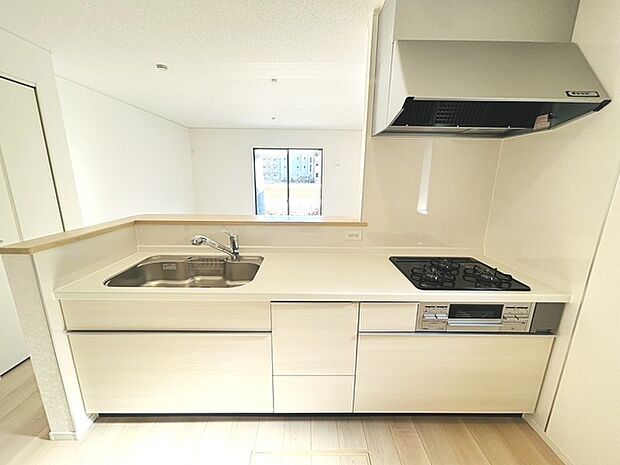 お料理をしながらリビングの家族やゲストとの会話が楽しめるカウンタータイプのキッチン。毎日のお料理を楽しく快適に。