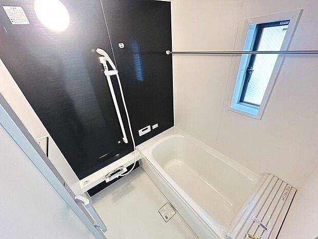 一日の疲れを癒してくれるゆったりとしたバスルームです。