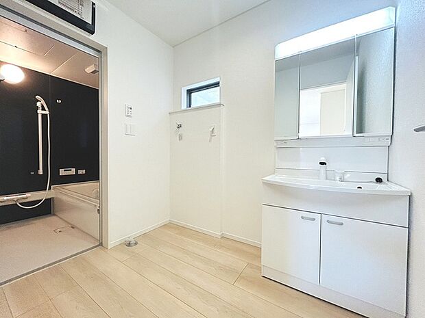 三面鏡に洗面台。 コンセントに照明機能、多機能性を備えた設備です。