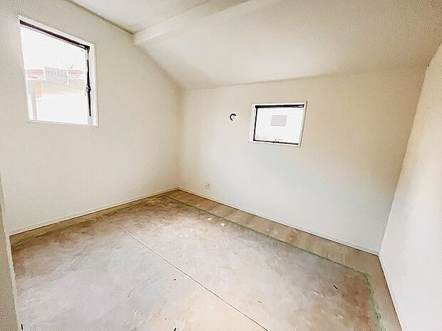 洋室はモダンなデザインと機能性を備え、快適な生活空間に。明るい窓から差し込む自然光が広々とした空間をさらに明るく開放的に感じさせます。  