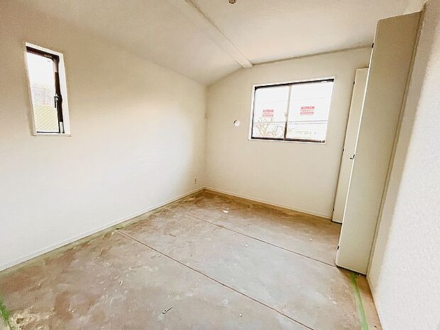 スタイリッシュなデザインと快適な居住性を兼ね備えた洋室。広々とした空間は、自分らしいインテリアを楽しむことができるほか、リラックスした時間を過ごすことができそうです。 