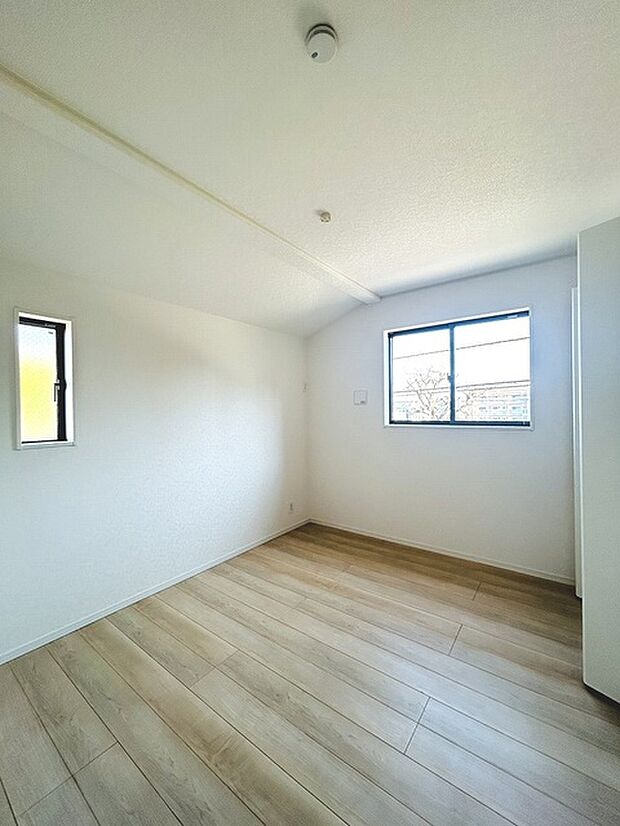 実際に室内をご見学頂くと生活のイメージが広がると思います。家具を置いたイメージや窓からの景色など。周辺で販売に出している物件も一緒にまとめてご見学頂き、比較する事もできます。