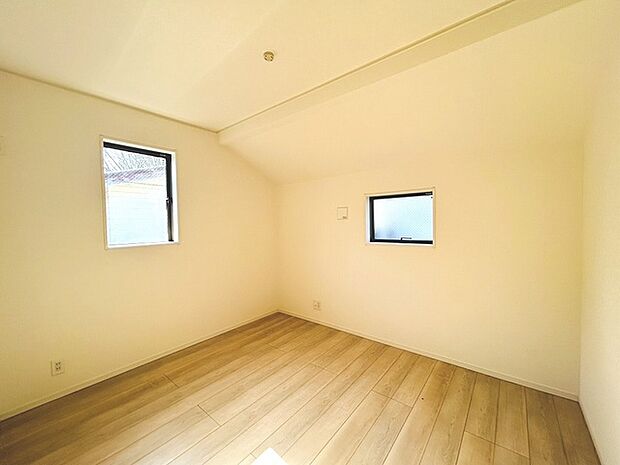 勾配天井の2階のお部屋。この勾配の角度がお洒落な雰囲気を感じさせてくれます。