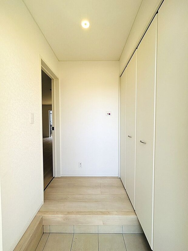 玄関は家の第一印象を左右する重要な場所。ほどよい広さとスタイリッシュな色遣いが印象的です。