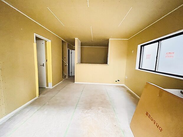 家族の集まるリビングは気持ちの良い自然光が差し込む団欒空間。室内のご見学予約も随時、受付中ですのでお気軽にお問合せください。 