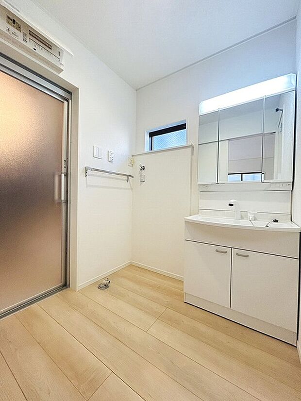 三面鏡に洗面台。 コンセントに照明機能、多機能性を備えた設備です。