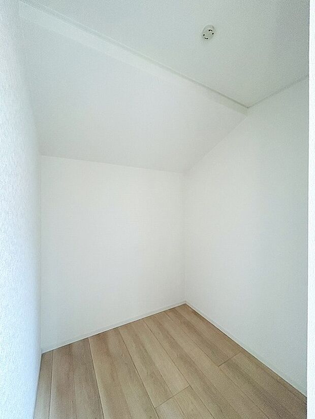 沢山のお洋服などを収納できそうなウォークインクローゼット。