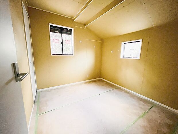 勾配天井の2階のお部屋。この勾配の角度がお洒落な雰囲気を感じさせてくれます。 