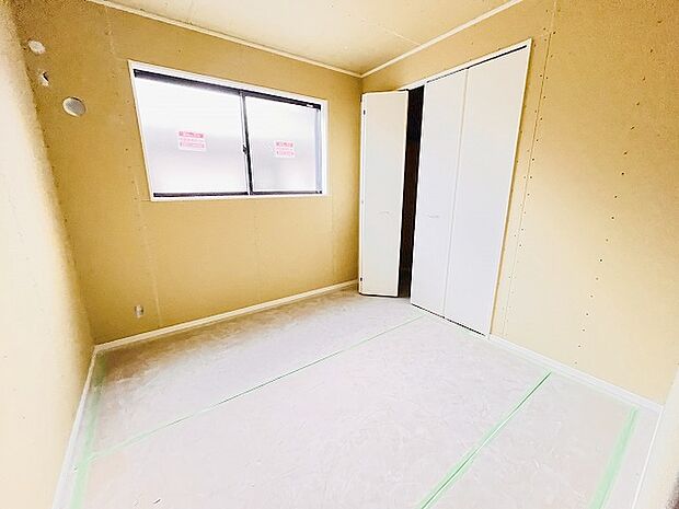 洋室はモダンなデザインと機能性を備え、快適な生活空間に。明るい窓から差し込む自然光が広々とした空間をさらに明るく開放的に感じさせます。  