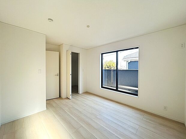 実際に室内をご見学頂くと生活のイメージが広がると思います。家具を置いたイメージや窓からの景色など。周辺で販売に出している物件も一緒にまとめてご見学頂き、比較する事もできます。