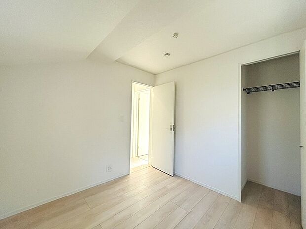 実際に室内をご見学頂くと生活のイメージが広がると思います。家具を置いたイメージや窓からの景色など。周辺で販売に出している物件も一緒にまとめてご見学頂き、比較する事もできます。