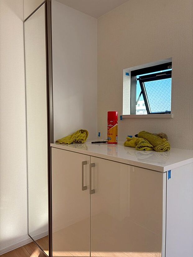 玄関は家の第一印象を左右する重要な場所。ほどよい広さとスタイリッシュな色遣いが印象的です。