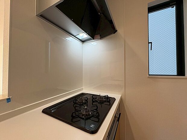 カウンターキッチンは、キッチン側とリビング側に分かれてお店間隔でのお食事も可能!! お休みの日には、いろいろな楽しみ方を家族みんなでお楽しみください