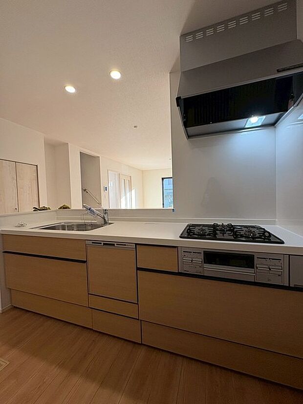 サイズの大きい2550タイプのカウンターキッチン、作業スペースもゆとりがあり、お子様とのお料理も楽しめるサイズ感。