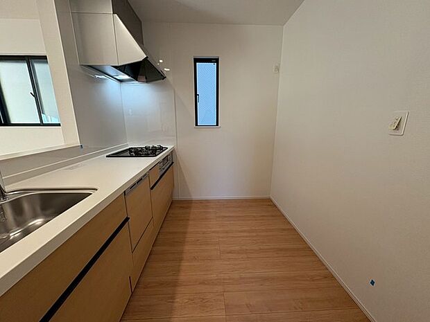 キッチンコンロスペースの近くには、空気の入れ替えが可能な開口部を設置!! お料理をする際には、換気扇を回しながら匂いが籠らない様に開放してお料理もお楽しみ頂けます。