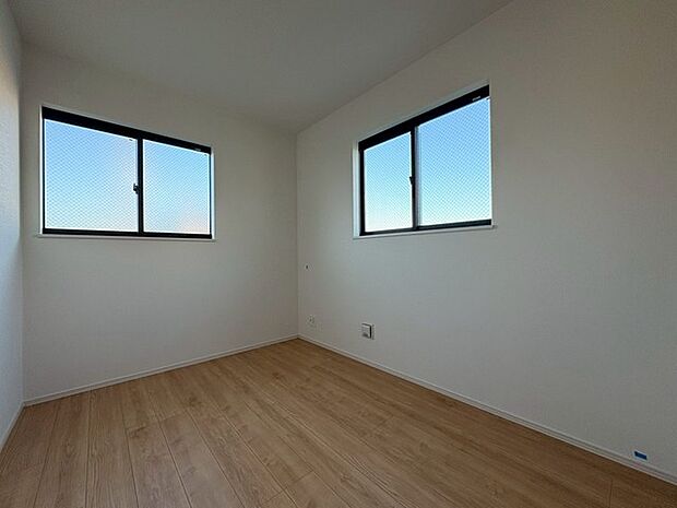 スマートなデザインと賢い収納が生活を快適にします。広々とした雰囲気を演出する工夫が施され、生活空間の魅力を引き出します。