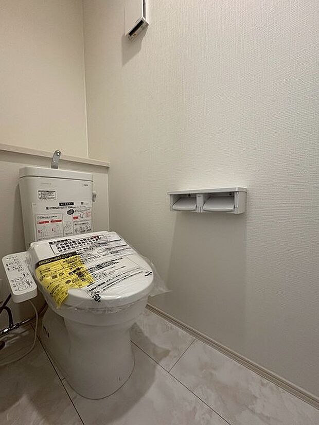 1帖程のトイレスペース。 ちょっとした収納を設置する事も可能です。