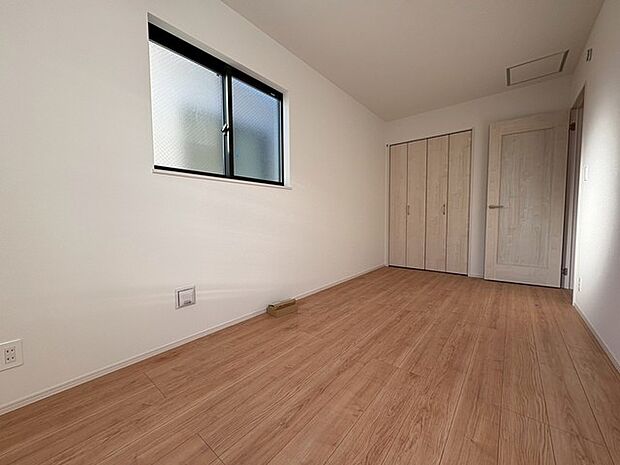 洋室はモダンなデザインと機能性を備え、快適な生活空間に。明るい窓から差し込む自然光が広々とした空間をさらに明るく開放的に感じさせます。