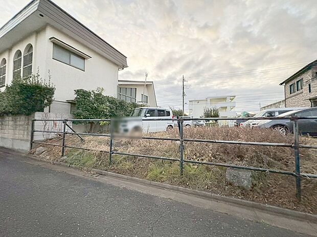 現地ご見学の際、スタッフが様々なご質問に対応いたします、周辺環境、前面道路、建築可能な建物について、ぜひご相談ください。