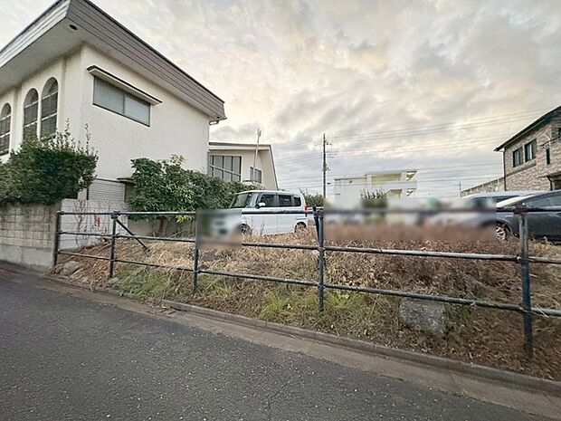 現地ご見学の際、スタッフが様々なご質問に対応いたします、周辺環境、前面道路、建築可能な建物について、ぜひご相談ください。 