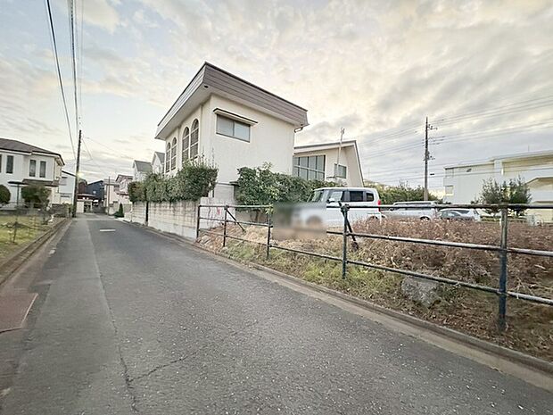 安心して暮らすことのできる住宅街。 住宅地の道路は一般に交通量が少なく車などの騒音が少ないため、住民にとって静かな生活環境が提供されます。