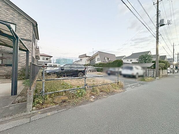 現地ご見学の際、スタッフが様々なご質問に対応いたします、周辺環境、前面道路、建築可能な建物について、ぜひご相談ください。