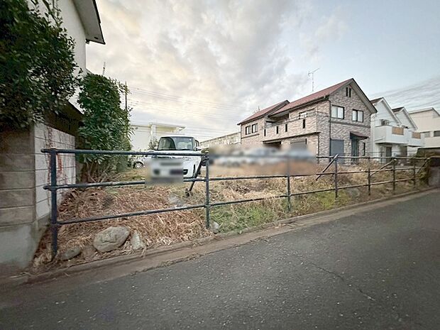 土地物件にはご確認頂くポイントがたくさんございます、土地だけのご見学の際もご遠慮せず、ぜひお気軽に担当スタッフにお申しつけくださいませ。