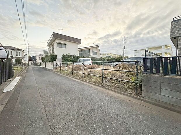 周辺は住宅が建ち並ぶ閑静な住宅街です。 