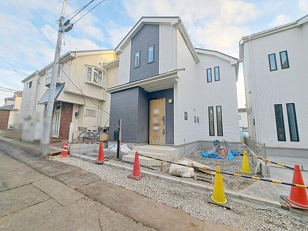 周辺の街並みの中で適度な主張、生活に溶け込むシンプルなデザインの外観が魅力の一戸建です。