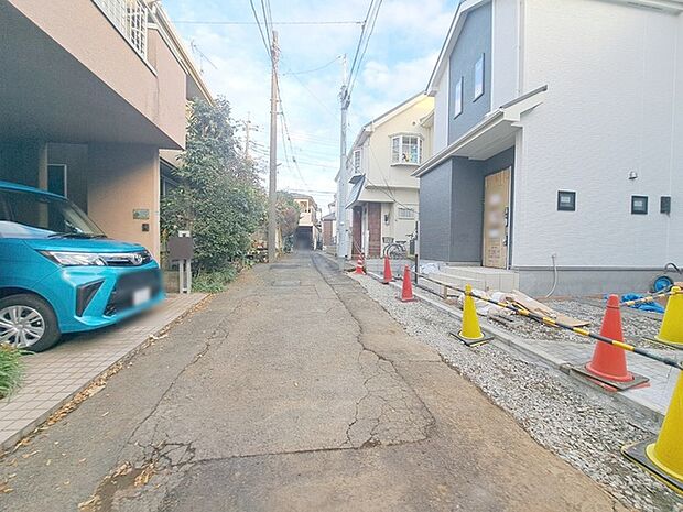 安心して暮らすことのできる住宅街。 住宅地の道路は一般に交通量が少なく車などの騒音が少ないため、住民にとって静かな生活環境が提供されます。