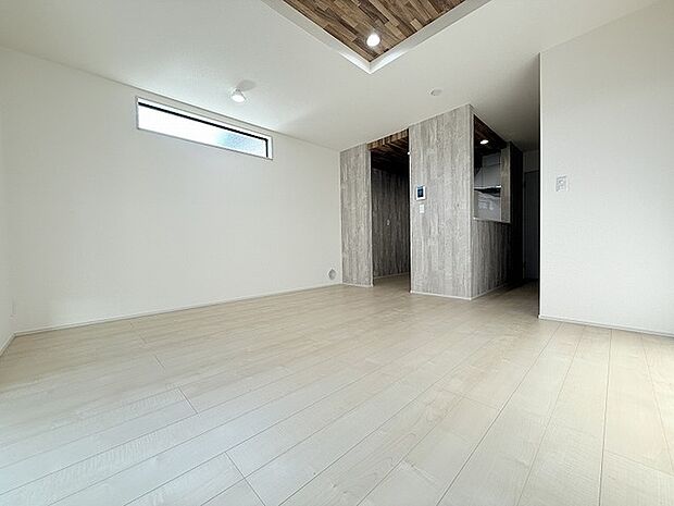 家族が食事するダイニングスペースをキッチンから見渡せる設計に。お料理をしながら家族とのコミュニケーションが増えそうな予感。 