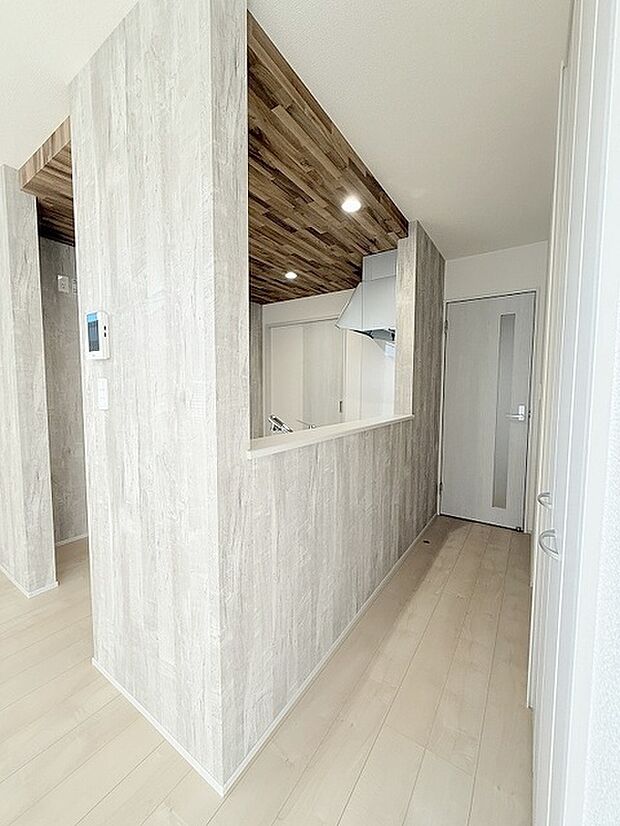 お料理をしながらリビングの家族やゲストとの会話が楽しめるカウンタータイプのキッチン。毎日のお料理を楽しく快適に。 