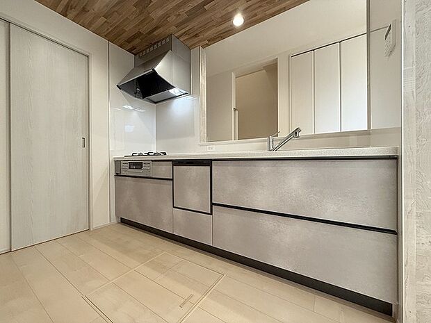 カウンターキッチンならではの開放的な見通し、全体が見渡せることでご家族の団欒スペースもより明るく笑顔が溢れる空間となります。 