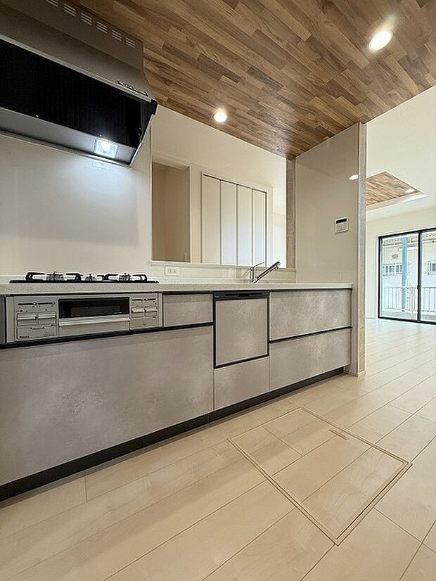 お料理をしながらリビングの家族やゲストとの会話が楽しめるカウンタータイプのキッチン。毎日のお料理を楽しく快適に。 