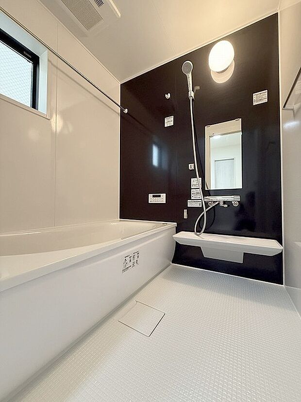 一日の疲れを癒してくれるゆったりとしたバスルームです。