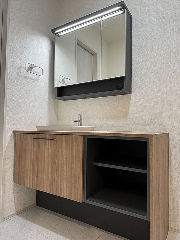 使いやすいタイプの洗面化粧台のあるランドリースペース 