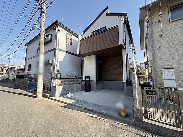 周辺の街並みの中で適度な主張、生活に溶け込むシンプルなデザインの外観が魅力の一戸建です。 