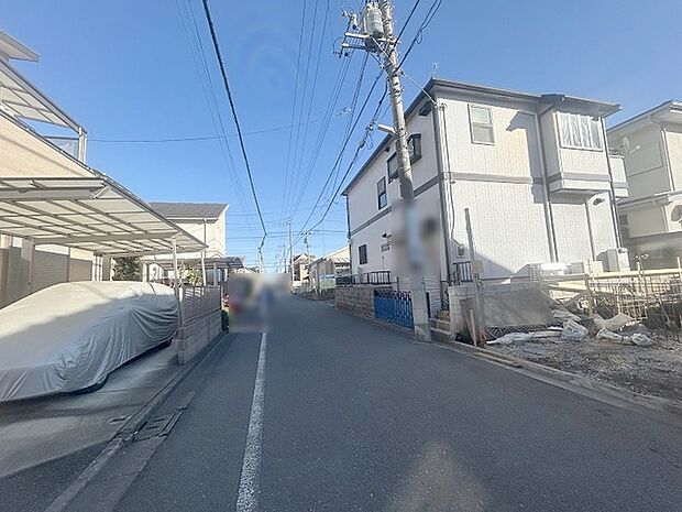 安心して暮らすことのできる住宅街。　住宅地の道路は一般に交通量が少なく車などの騒音が少ないため、住民にとって静かな生活環境が提供されます。 