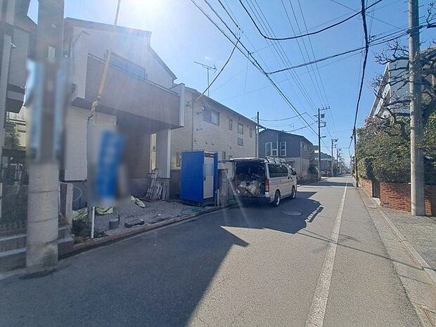 安心して暮らすことのできる住宅街。 住宅地の道路は一般に交通量が少なく車などの騒音が少ないため、住民にとって静かな生活環境が提供されます。
