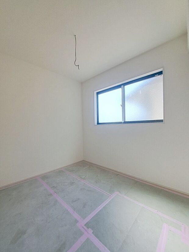 スマートなデザインと賢い収納が生活を快適にします。広々とした雰囲気を演出する工夫が施され、生活空間の魅力を引き出します。