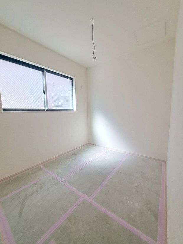 実際に室内をご見学頂くと生活のイメージが広がると思います。家具を置いたイメージや窓からの景色など。周辺で販売に出している物件も一緒にまとめてご見学頂き、比較する事もできます。