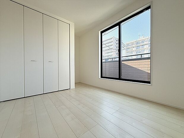 洋室はモダンなデザインと機能性を備え、快適な生活空間に。明るい窓から差し込む自然光が広々とした空間をさらに明るく開放的に感じさせます。  